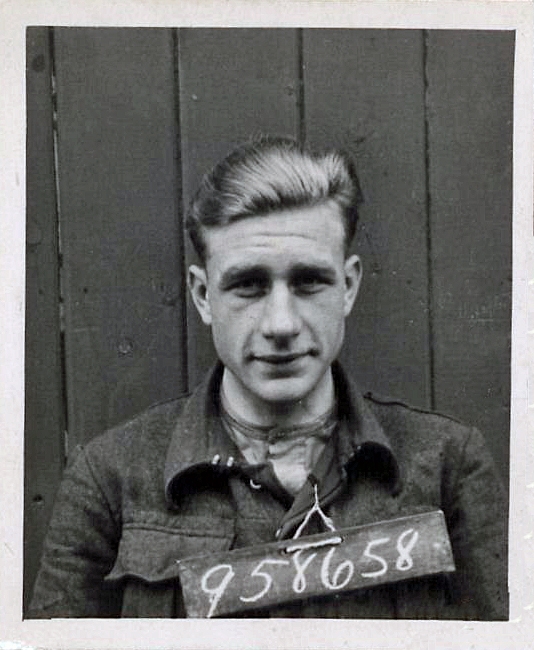 pagina 22 -23 Harold Mallen - Dulag Luft Foto.jpg